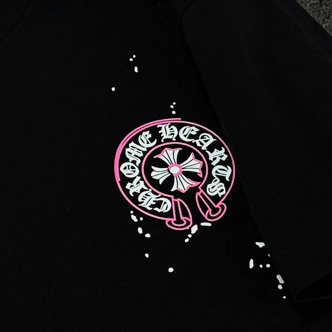 P170 Chrome Hearts Chrome Hearts 25 high-end versions. The fabric is made of 300 grams of high-density pure cotton. It does not deform or shrink. It has three labels. It is the same style for men and women. Technology: Digital printing. Color: White. Black. SIZE: S-XL.